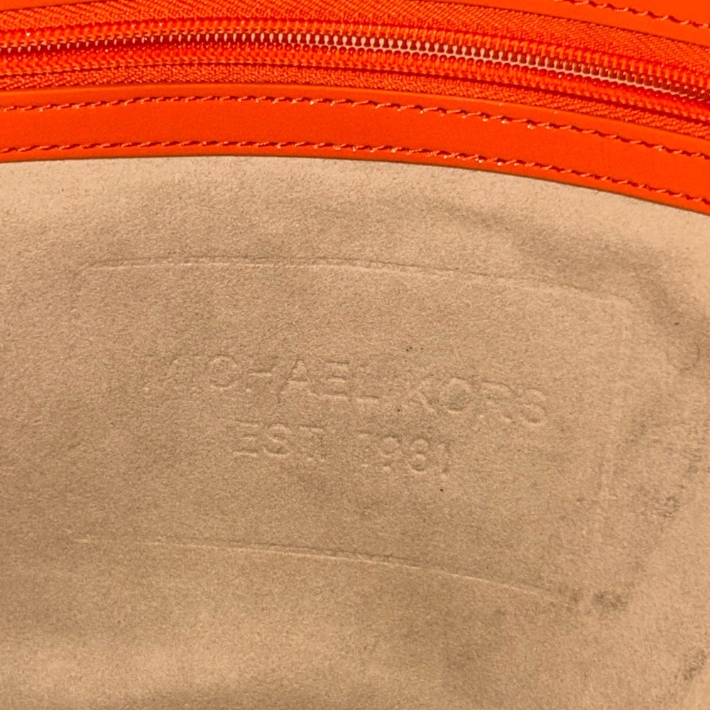 Pre loved Michael Kors quilted jet set Orange Embossed Tote Bag with wristlet - Picture 8 of 16